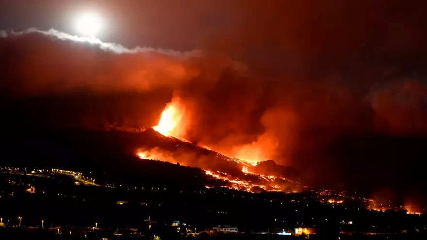 Impresionantes imágenes nocturnas del volcán de La Palma