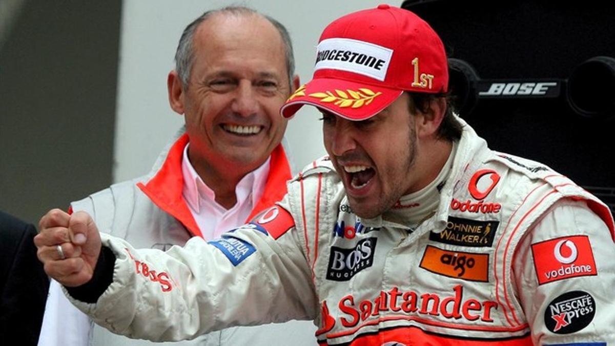 Fernando Alonso celebra el triunfo en el GP de Europa del 2007, el año que pilotó en McLaren, junto a Ron Dennis.