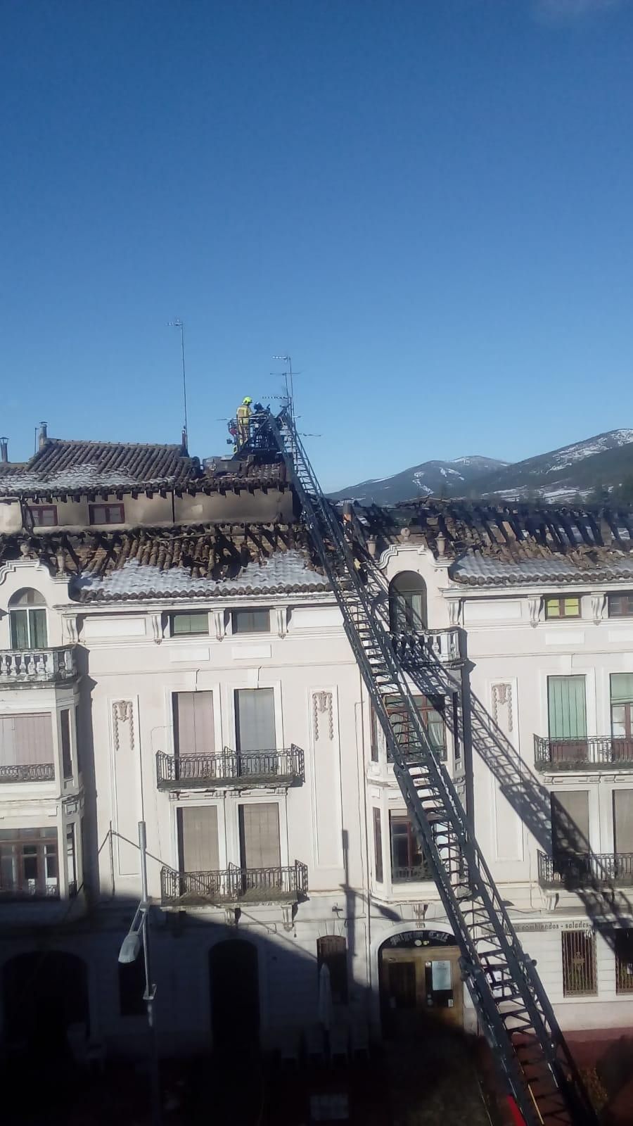 Los bomberos refrescan la techumbre del edificio incendiado del Pilgrim de Jaca