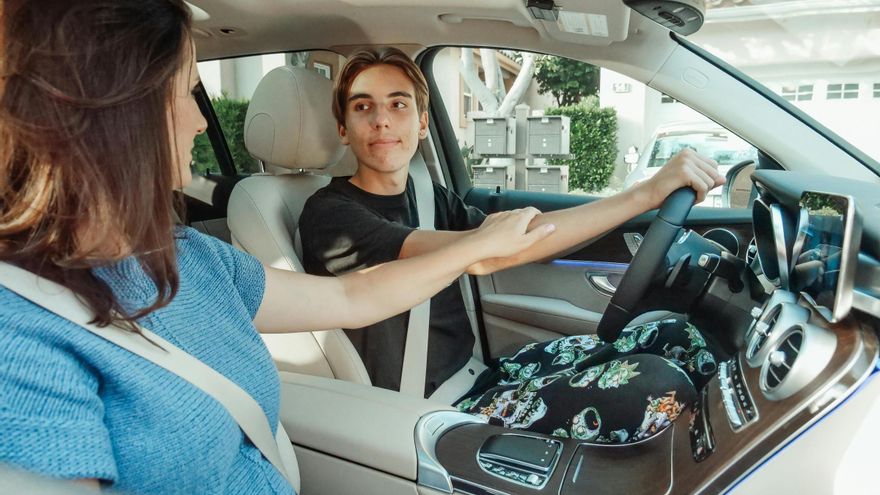 La DGT advierte: estos son los errores más comunes que cometen los conductores noveles