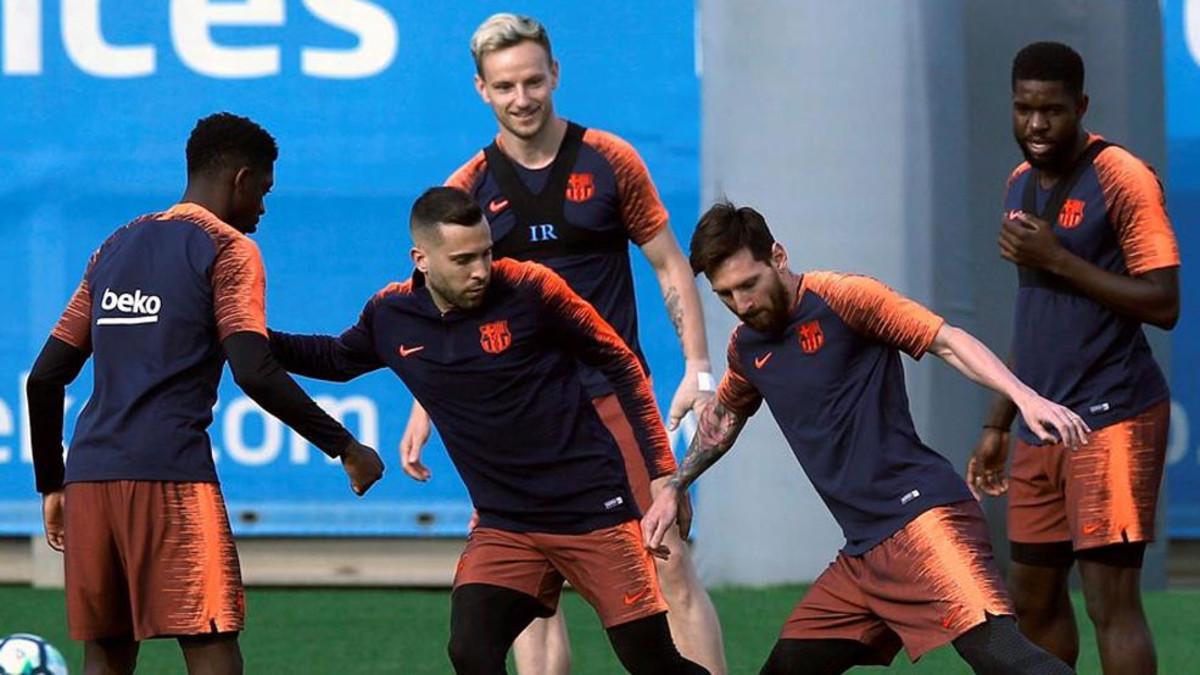 Umtiti, Rakitic y Dembélé, con Messi y Alba en un entrenamiento en el Barça