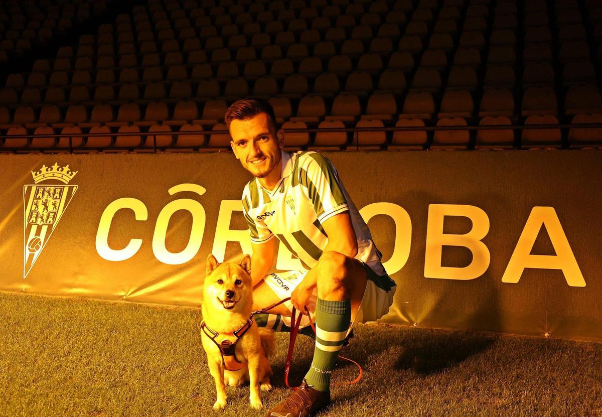 Iván Lapeña, jugador del Córdoba CF, con una mascota en El Arcángel.