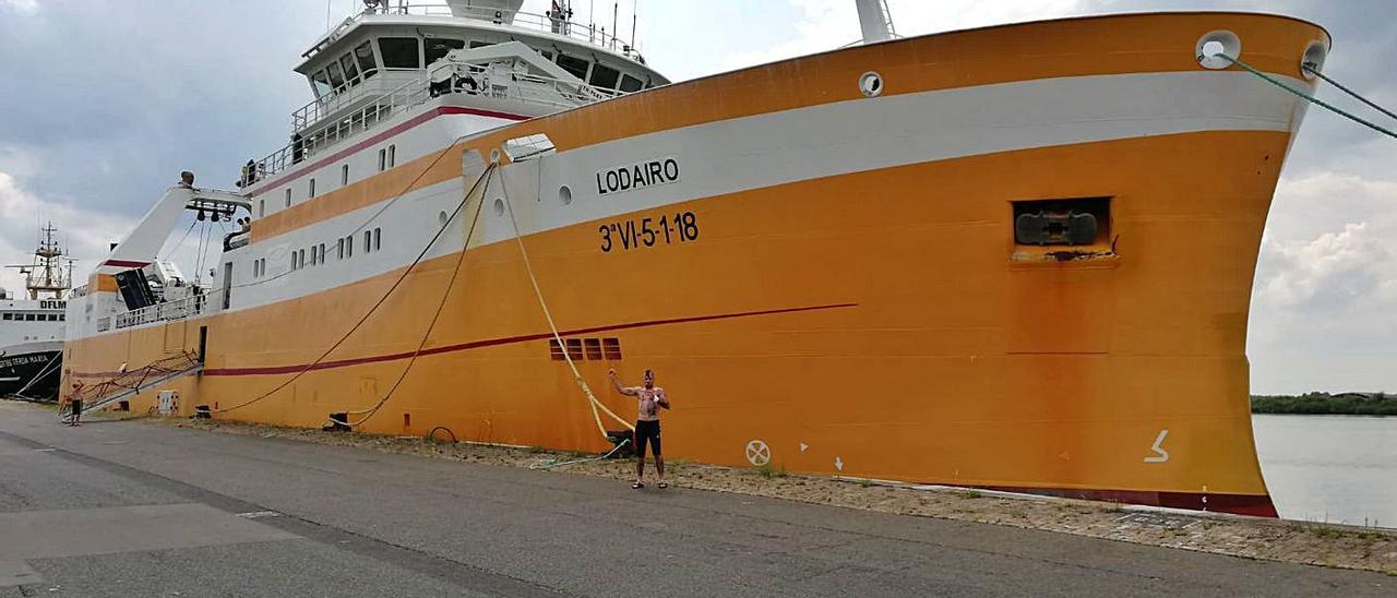 El arrastrero gallego “Lodairo”, amarrado en Bremerhaven, Alemania.