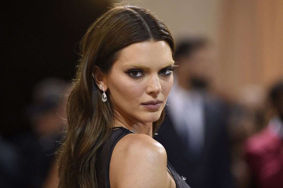 Kendall Jenner con las cejas decoloradas