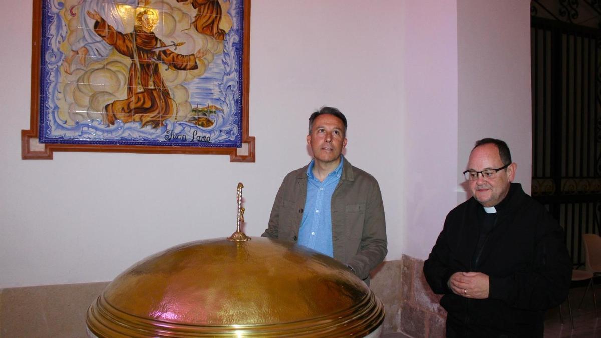 El reverendo Régulo Cayuela, junto a Fulgencio Gil Jódar, alcalde de Lorca.