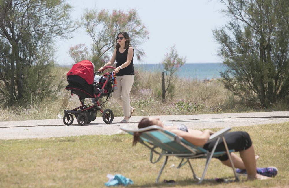 Día de playa con el termómetro cerca de los 30º en Castelló