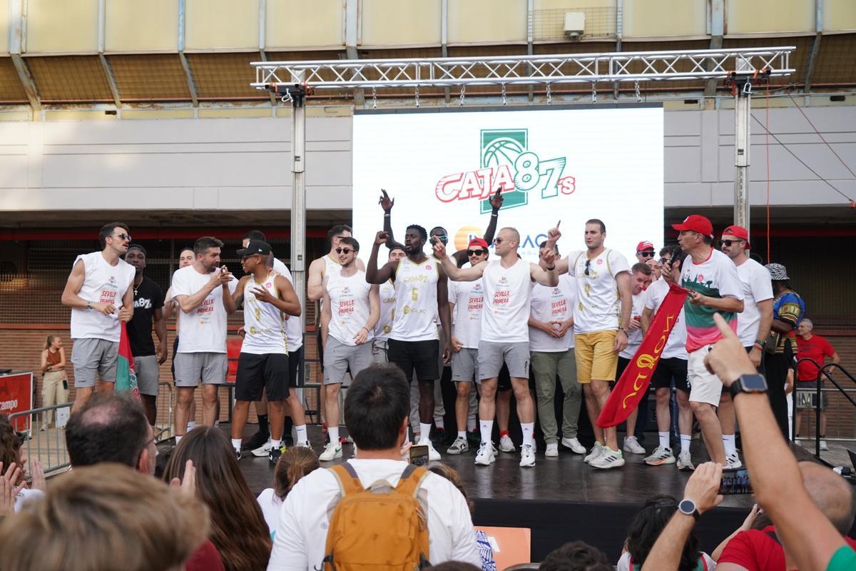 La celebración del Caja 87 junto a la afición en San Pablo.