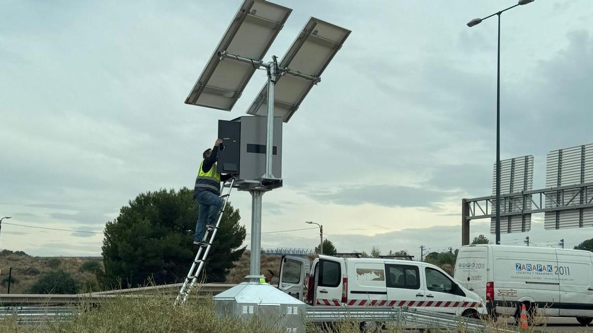 Un operario, instalando el nuevo radar de Zaragoza.