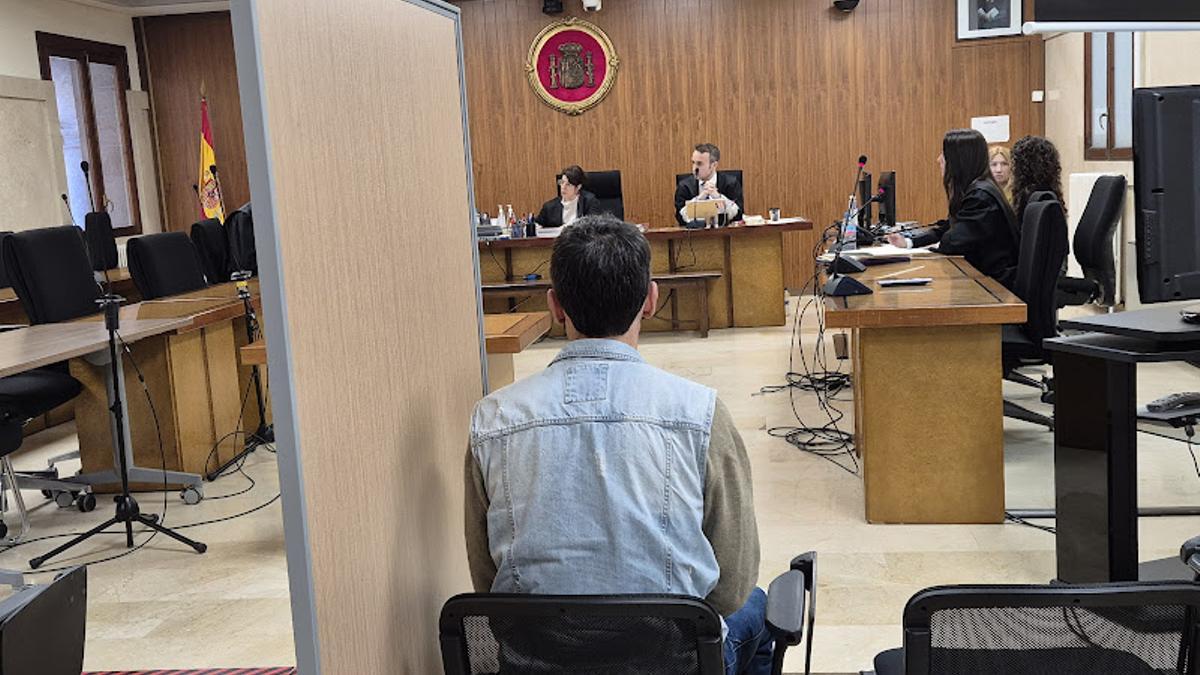 El acusado de violar a un joven en su domicilio de Inca, en el juicio en la Audiencia de Palma.