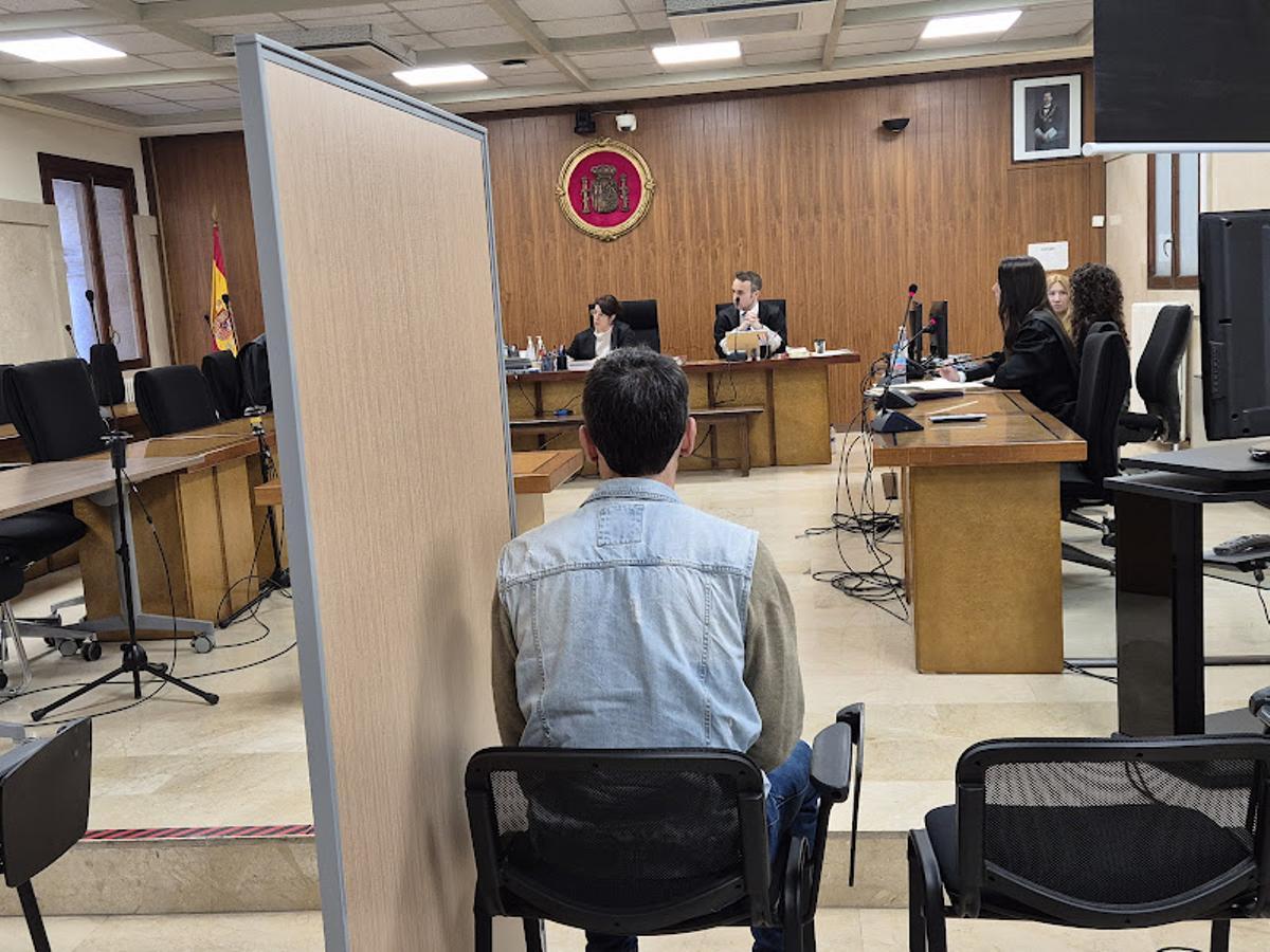 El acusado de violar a un joven en su domicilio de Inca, en el juicio en la Audiencia de Palma.