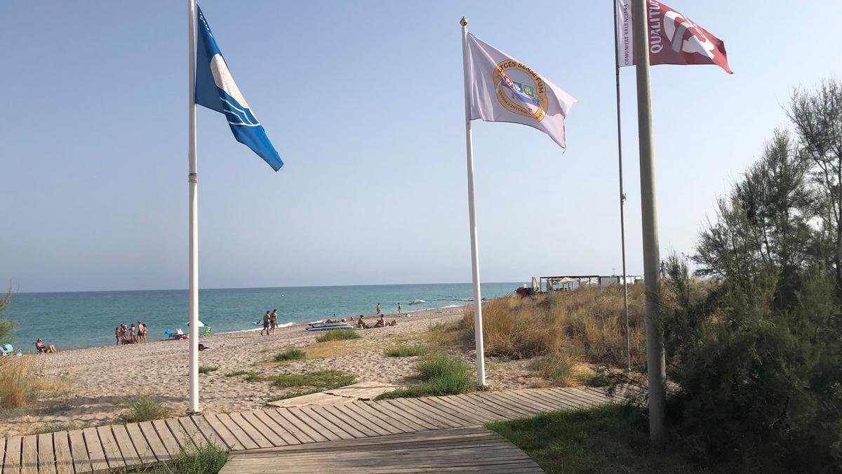 La playa de les Marines es totalmente accesible y tiene acreditada su calidad.