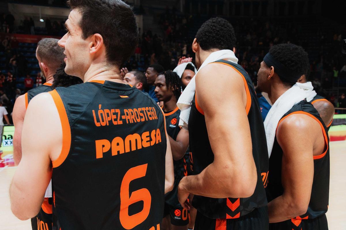 Celebración de los jugadores del Valencia Basket tras ganar en Belgrado.
