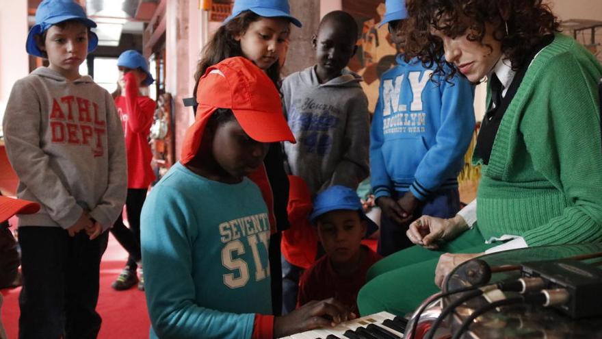 Laia Torrents, membre de CaboSanRoque, acompanyada d&#039;alumnes en el taller &#039;El run dels exploradors&#039;