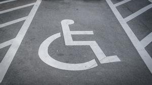 El hombre falsificó la tarjeta de su esposa para poder aparcar en plazas para personas con discapacidad.