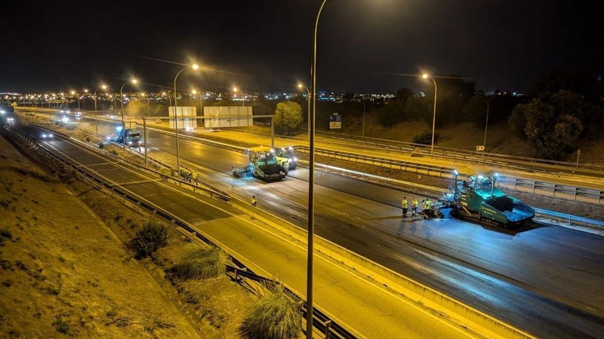 La maquinaria del SEITT en acción en la M-50 en plena noche.