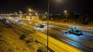 La maquinaria del SEITT en acción en la M-50 en plena noche.