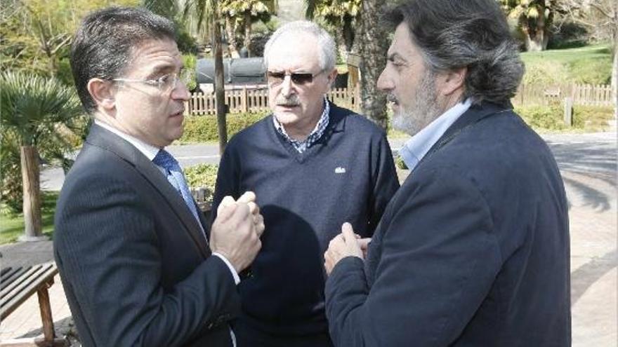 Castellano, a la izquierda, conversa con Francisco Huguet, uno de sus hombres de confianza en el PP del Camp de Morvedre, en el centro.