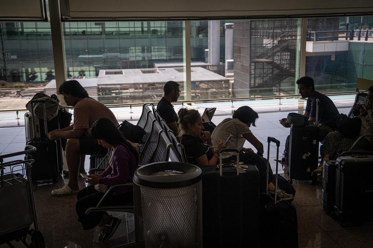 Pasajeros en el aeropuerto de Barcelona-El Prat durante una jornada de huelga de personal Pasajeros en el aeropuerto de Barcelona-El Prat durante una jornada de huelga de personal