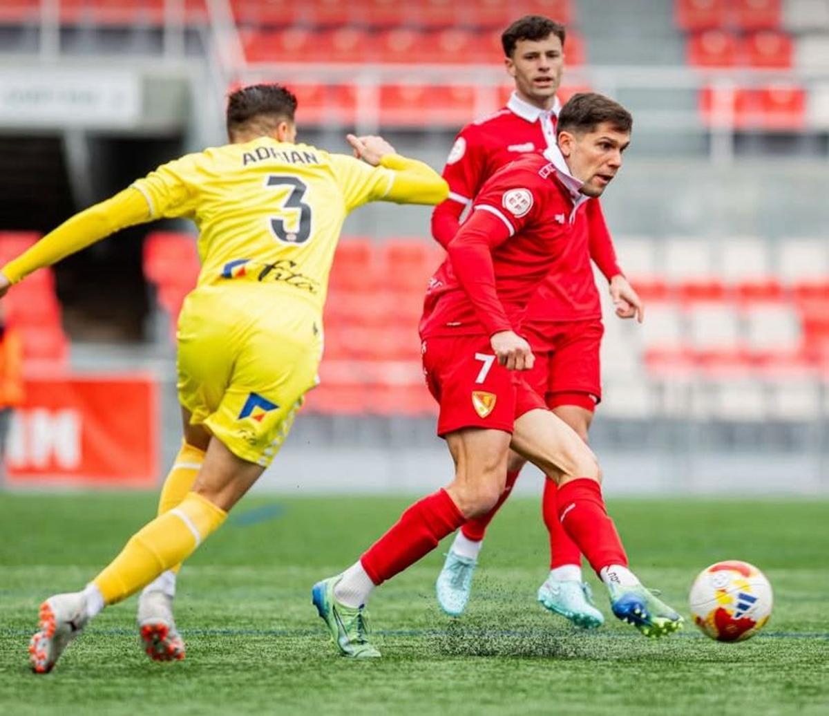Adrián López trata de recuperar el balón frente al Gil Muntadas