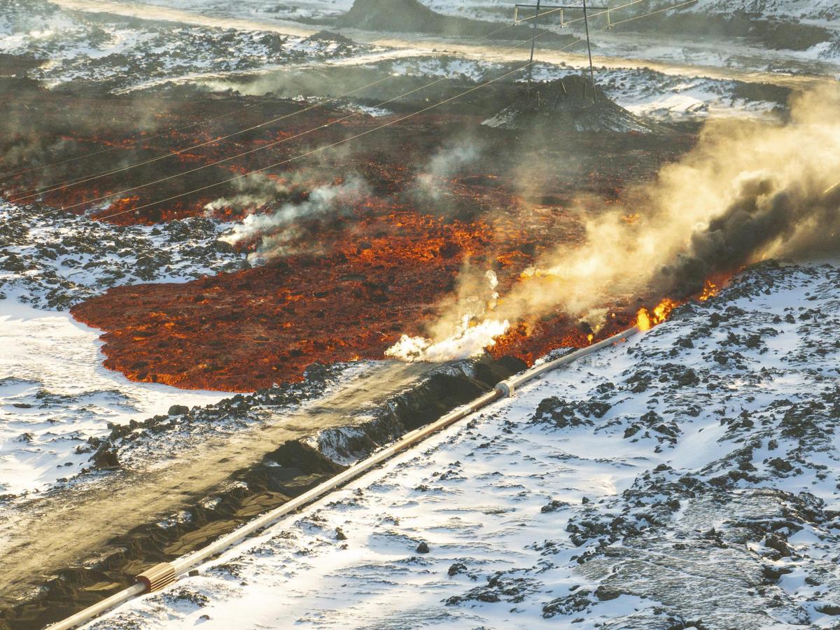 Una erupción volcánica irrumpe al oeste de Islandia