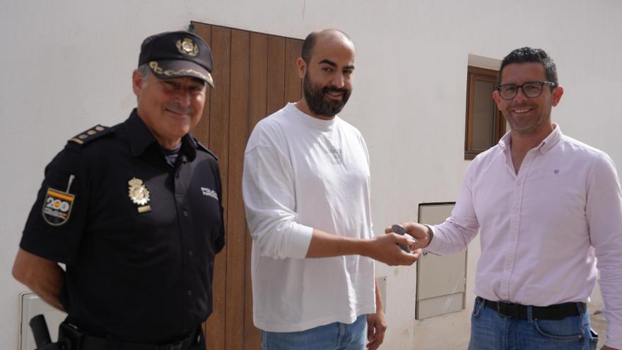 El Ayuntamiento de Ibiza entrega tres viviendas a policías nacionales en sa Penya