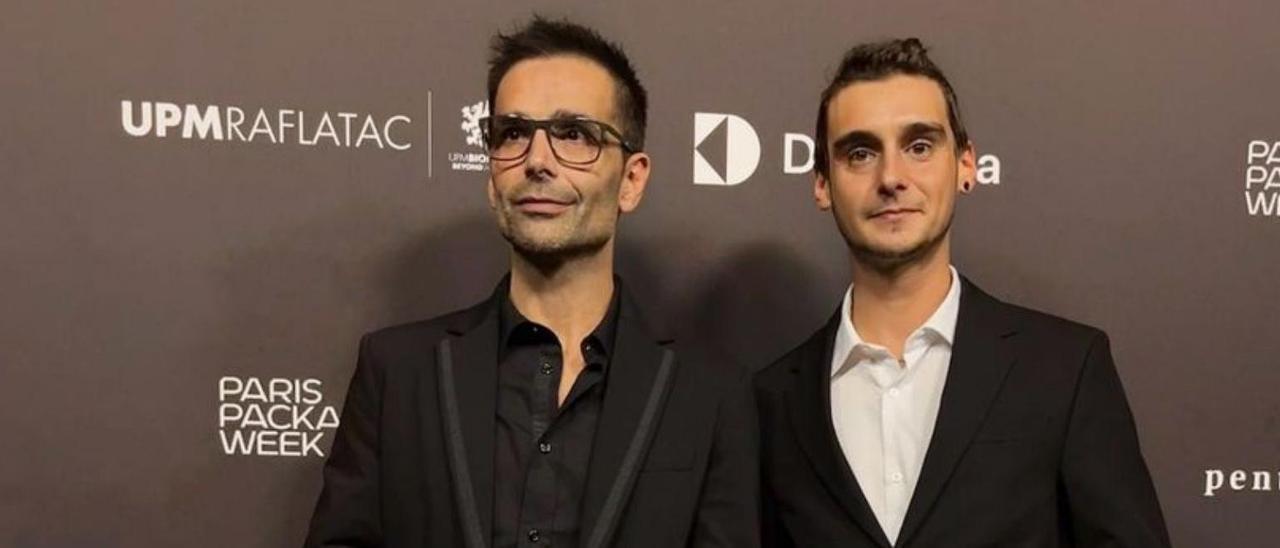 Javi Garduño (con gafas) e Israel García, con sus premios, en la gala de Londres.