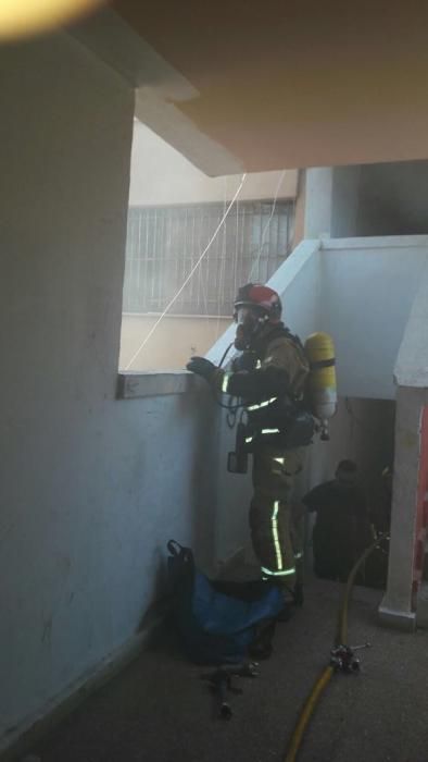 El fuego calcina una habitación infantil de un piso de Elche