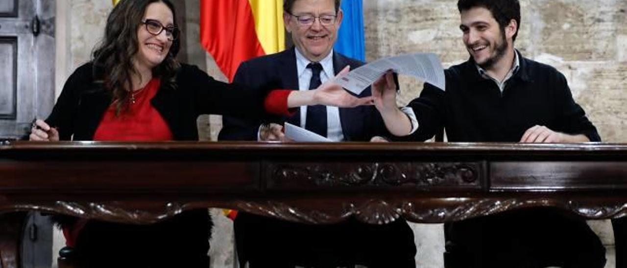 Los tres socios del Botànic firmando el acuerdo hace unos días.