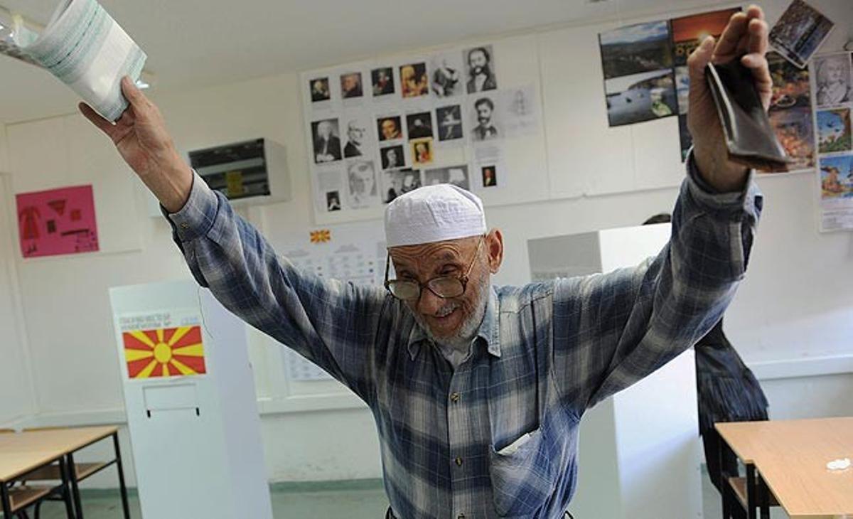 Un avi albanès vota aquest diumenge en una escola de la capital de Macedònia, Skopje, a les eleccions parlamentàries, que ha guanyat la coalició conservadora del primer ministre. Una quarta part de la població macedònia és albanesa.