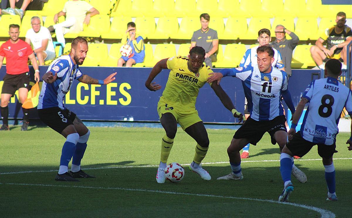 Etta Eyong disputa el balón.