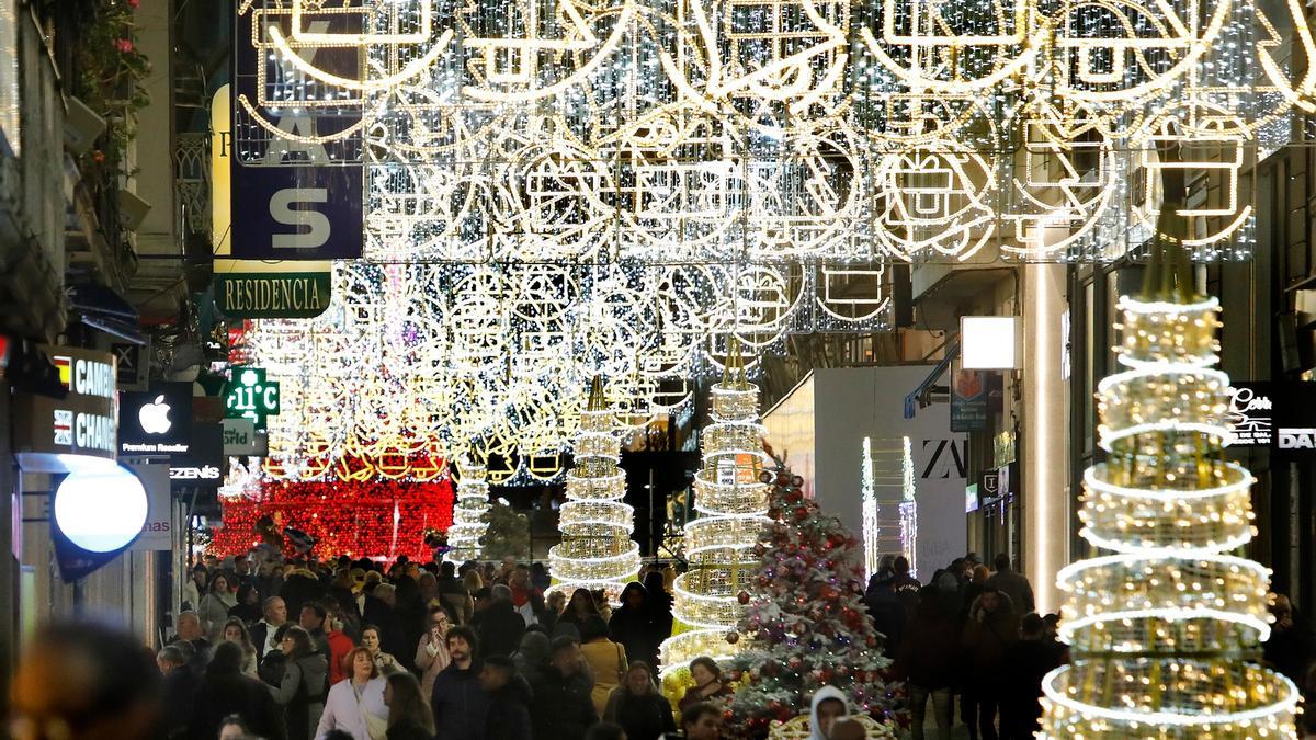 A lo largo de Príncipe, la principal calle peatonal de Vigo, hay multitud de luces y adornos navideños.