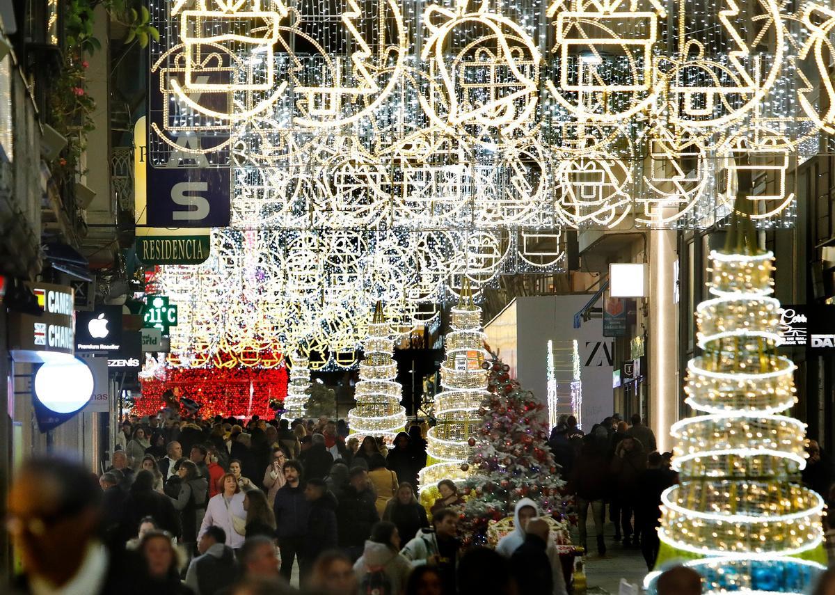 A lo largo de Príncipe, la principal calle peatonal de Vigo, hay multitud de luces y adornos navideños.