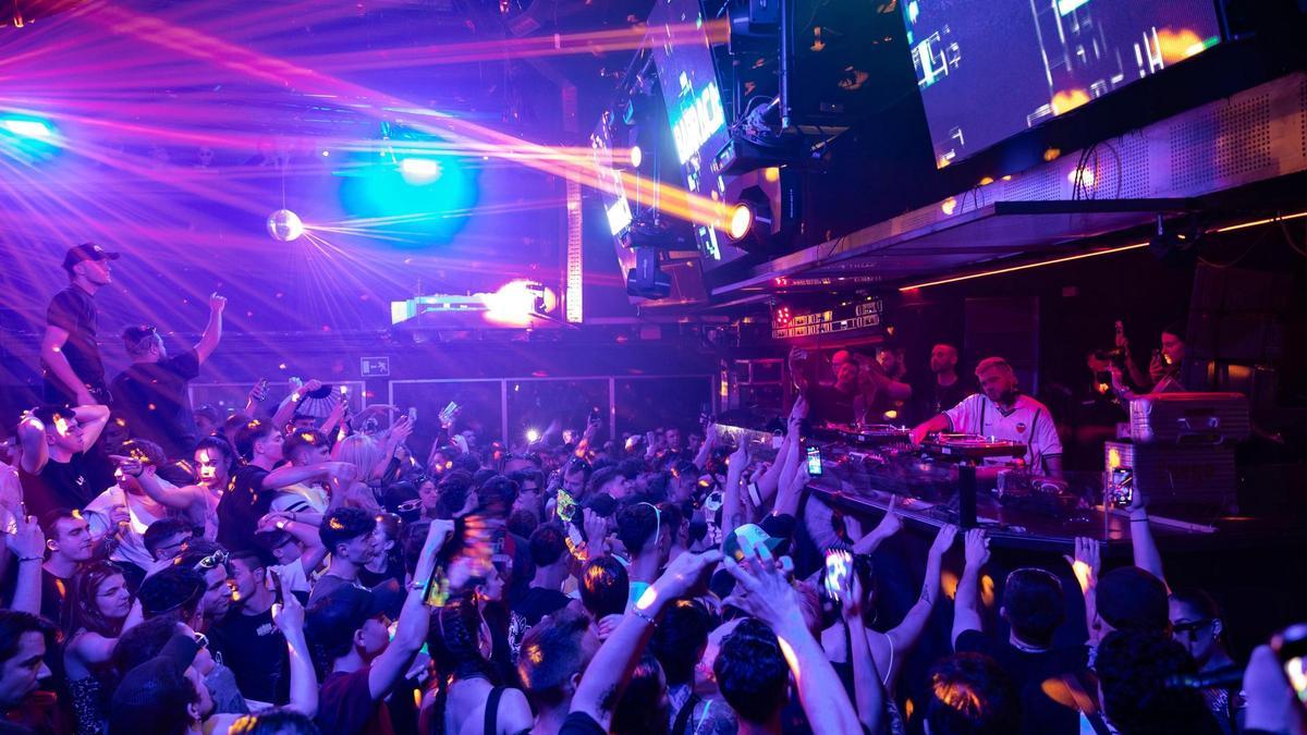 Una discoteca en plena noche de fiesta