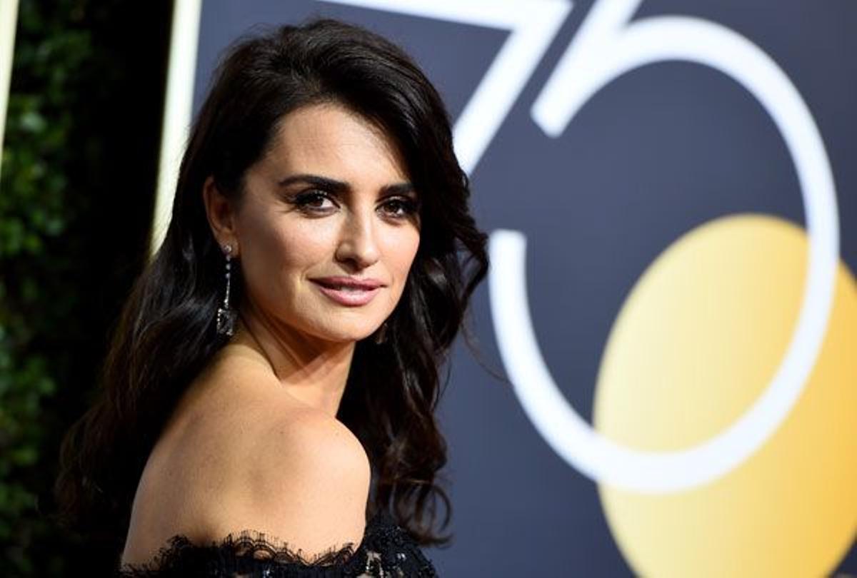 Globos de Oro 2018: Penélope Cruz con escote barco y vestido negro de Ralph and Russo