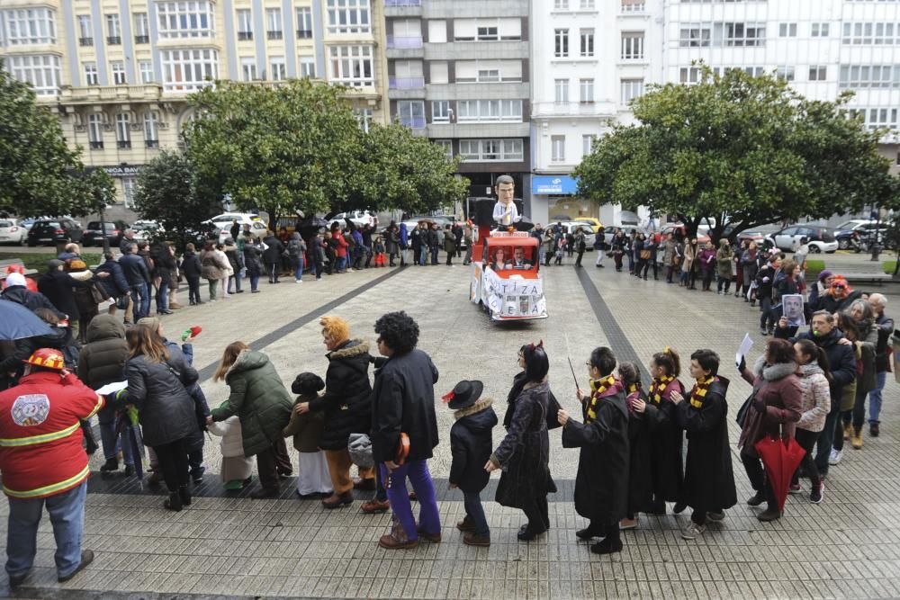 Trabajadores de Justicia, en huelga indefinida, se manifiestan disfrazados a las puertas del Tribunal Superior de Xustiza de Galicia.