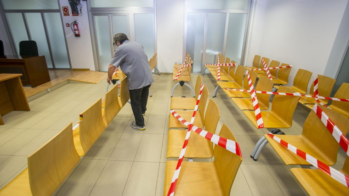 Una sala de vistas acondicionada para garantizar las distancias de seguridad por el covid.