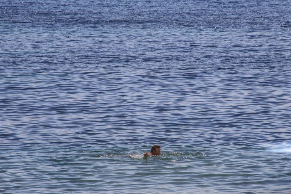 El buen tiempo y las buenas condiciones marítimas siguen animando a pasar la jornada en la playa pese a que desde hace tres semanas no hay servicio de socorrismo en Torrevieja