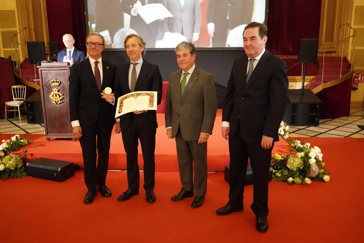 El director Científico del Imibic, Pablo Pérez Martínez, recoge la medalla de oro del Círculo de la Amistad.