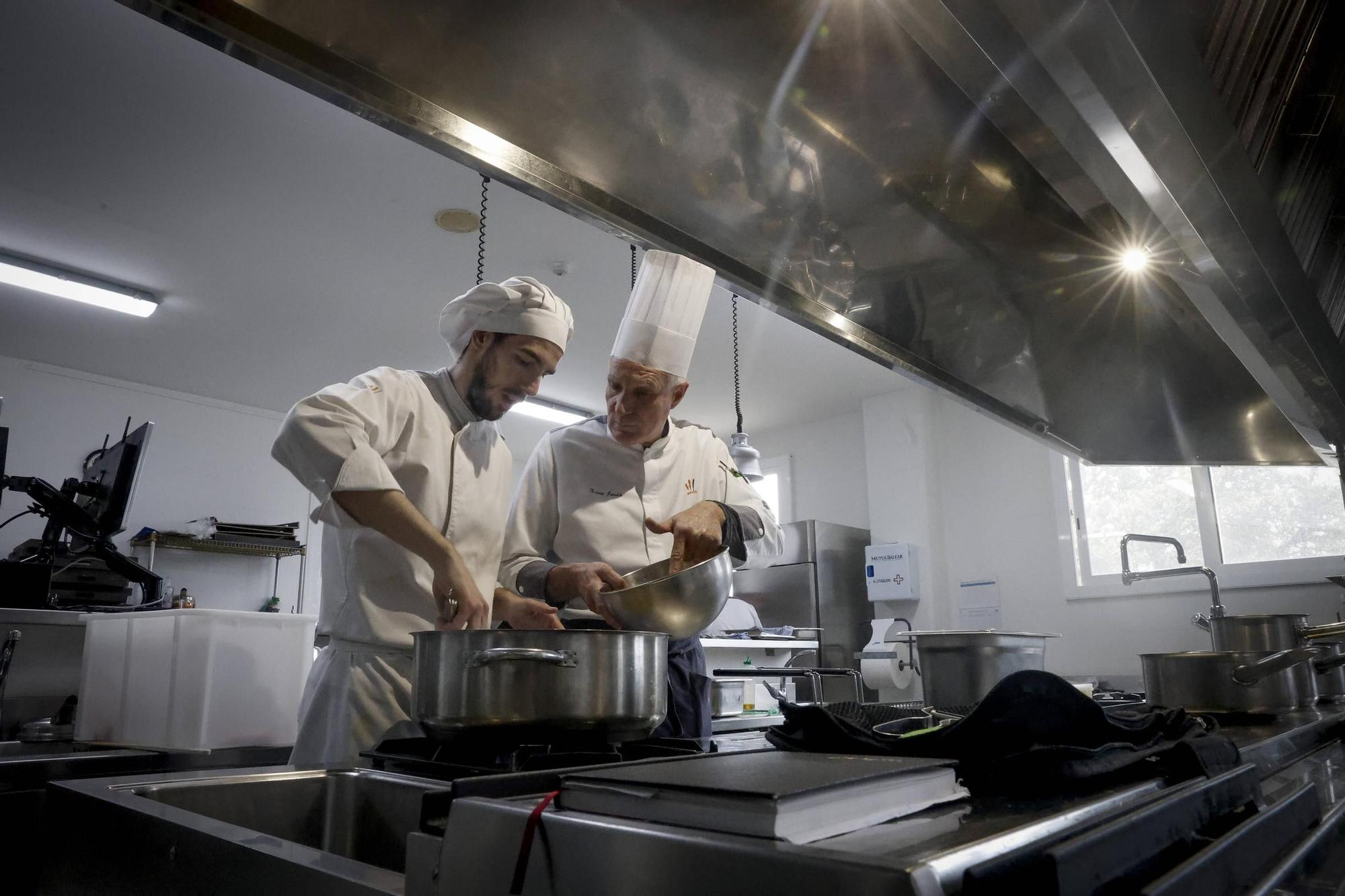 El profesor Xisco Jordà supervisa el trabajo de un alumno.
