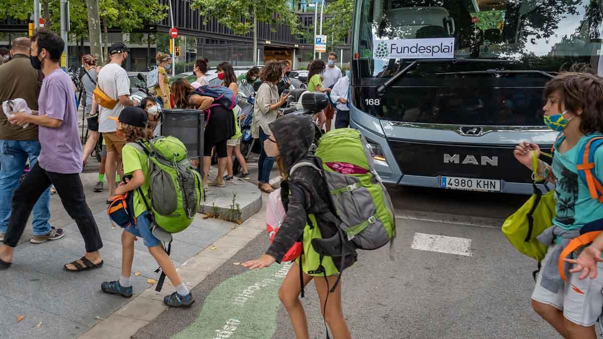 Unos niños se disponen a ir de colonias con Fundesplai