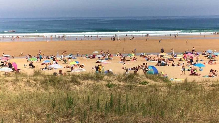 Bañistas en Rodiles el pasado agosto, en un día entre semana.