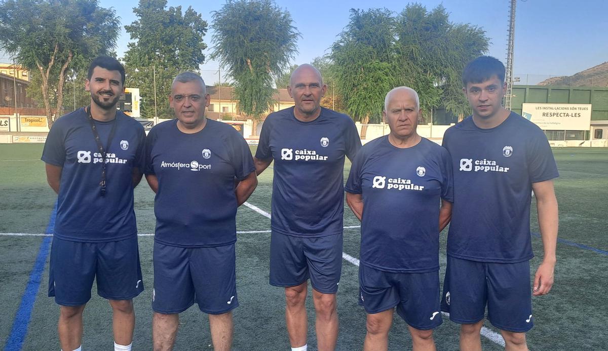 El entrenador "roget" con sus compañeros del cuerpo técnico