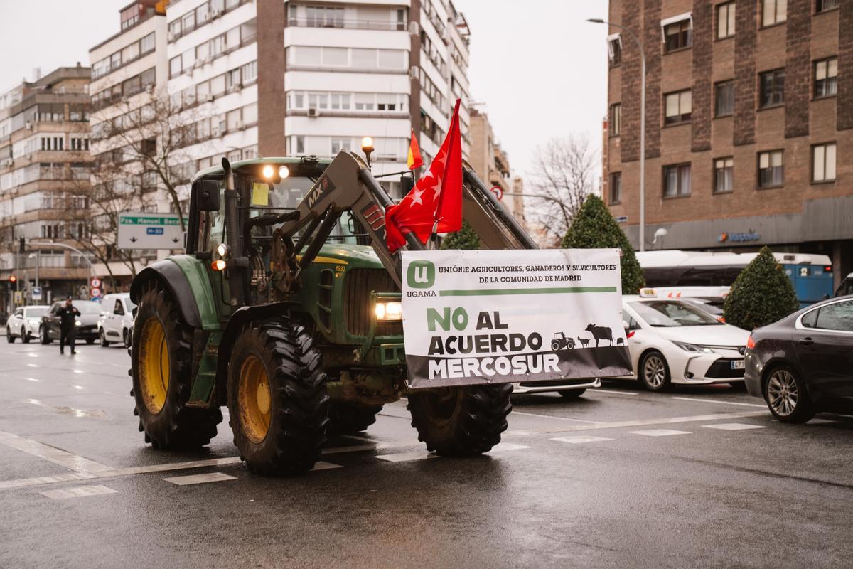 Miles de agricultores con sus tractores protestan contra el acuerdo con Mercosur en Madrid.