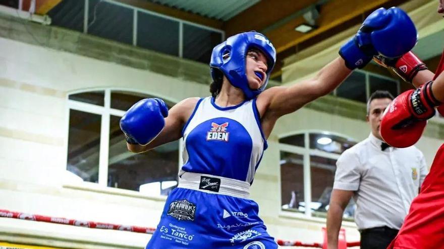 La boxeadora Camila Guateima, durante un combate