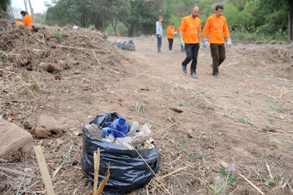 Neteja de la vora del riu Cardener a càrrec dels membres i voluntaris del projecte Invulnerables