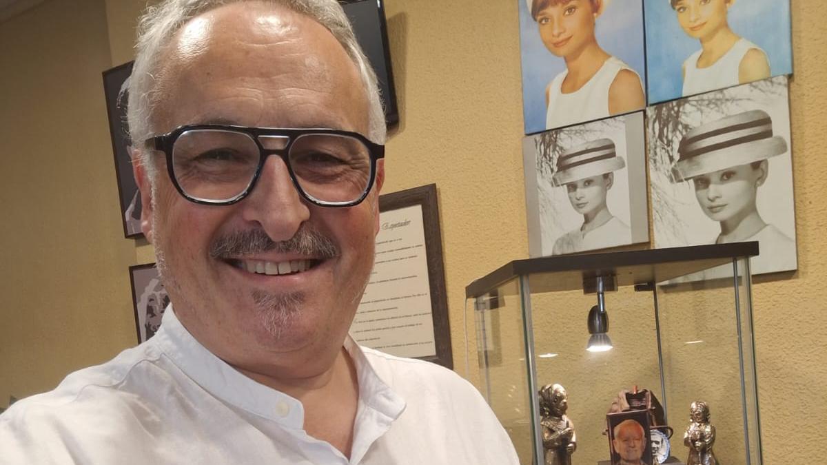 Alain Fernández, con las estatuillas de los premios Aurora Sánchez en las vitrinas del Prendes
