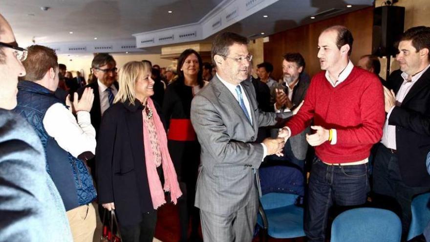 Catalá, seguido de Mercedes Fernández y Susana López Ares, en el acto del Auditorio.