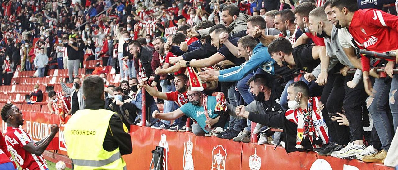 Puma Rodríguez celebra con la grada el gol de la victoria. | Marcos León