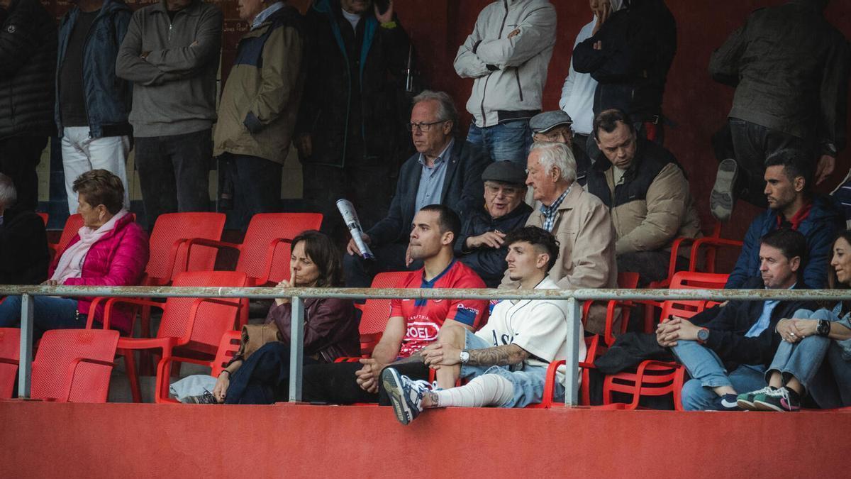 Víctor Maffeo veu un partit de l’Olot des de la grada del Municipal.