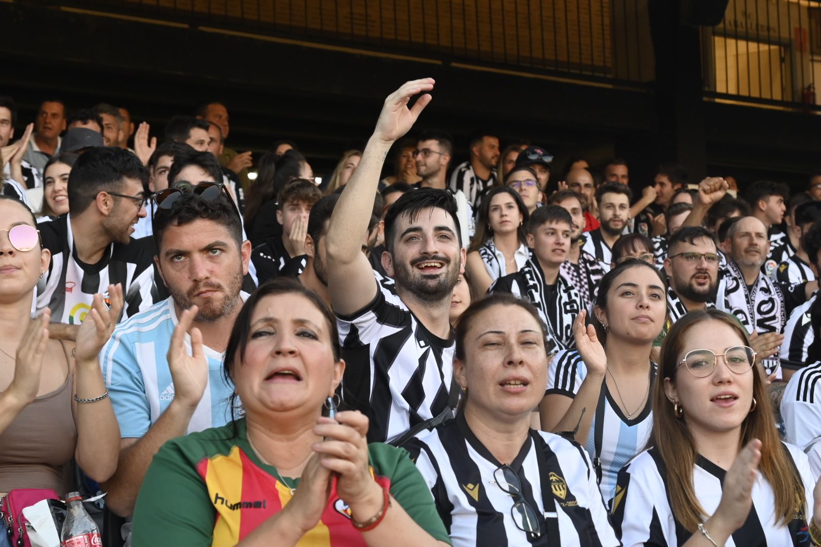Así vive la afición albinegra el partido Alcorcón-Castellón